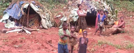 Ein Priester beim ältesten Stamm des Urwalds im Kongo