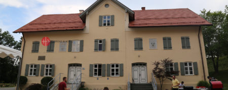 Bischof von Augsburg weiht „Haus Pater Werenfried“ auf der „Fazenda” in Irsee ein