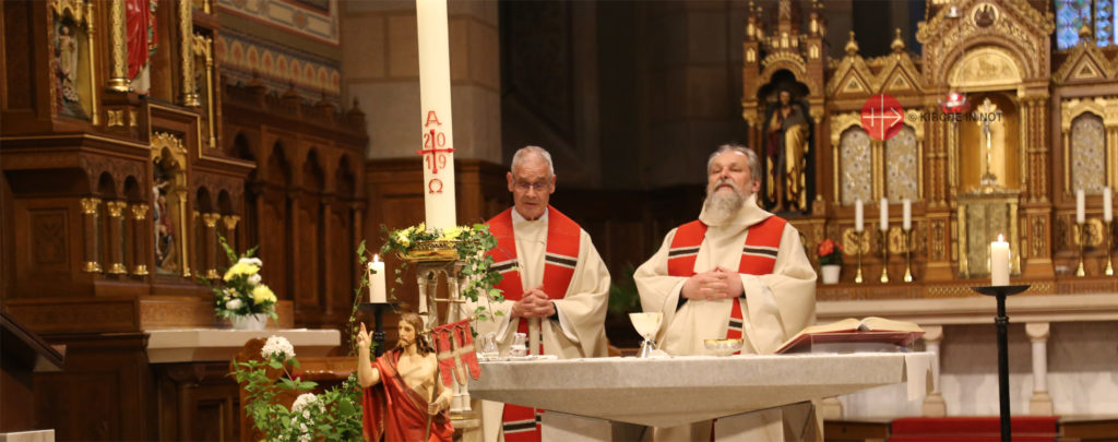 So hilft KIRCHE IN NOT mit Mess-Stipendien Priestern weltweit