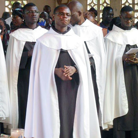 Unterstützen Sie die Ausbildung der Priester
