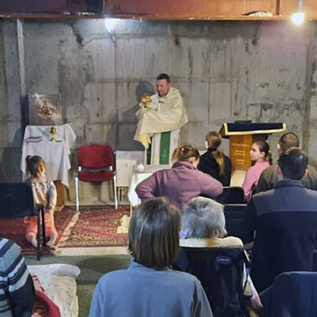 Gebete im Luftschutzkeller