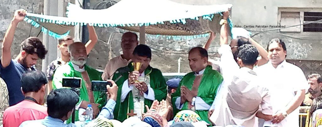 Pakistan: Gläubige in Jaranwala versammeln sich vor ihrer ausgebrannten Kirche zum Gottesdienst