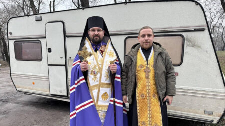 Drei Jahre Krieg in der Ukraine: Kapellenwohnwagen bringen neue Hoffnung