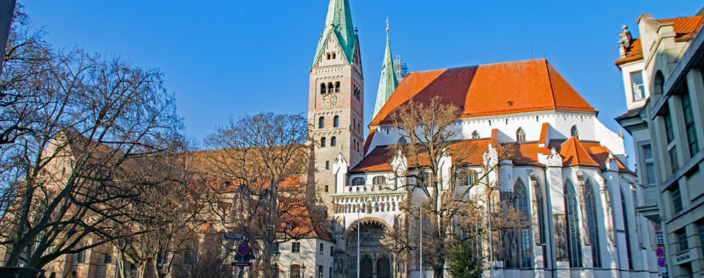 Der Augsburger Dom wird rot für verfolgte Christen