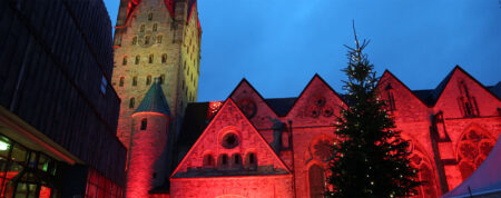 Paderborner Dom aus Solidarität mit verfolgten Christen rot angestrahlt