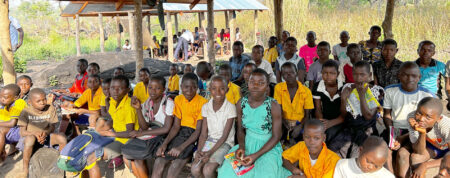 Südsudan: Kinderbibel von KIRCHE IN NOT hilft beim Lesenlernen in der Muttersprache