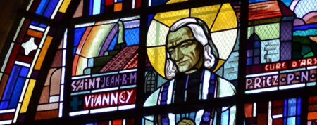 KIRCHE IN NOT gibt neuen „Glaubens-Kompass“ über den heiligen Pfarrer von Ars heraus